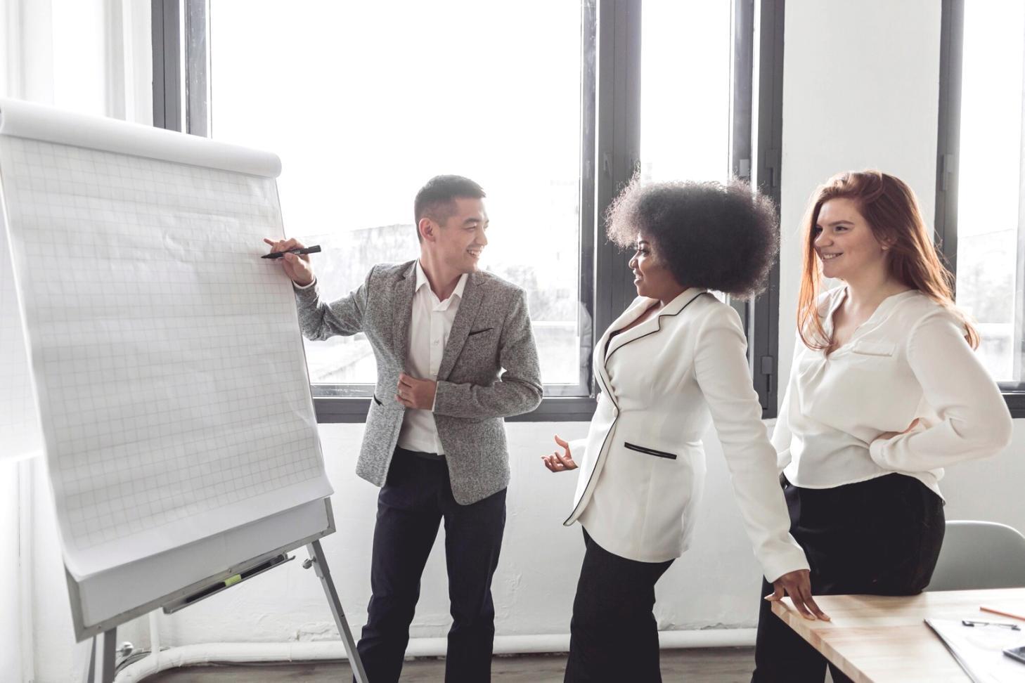 Finanzanalyse Arbeitsplatz mit Charts und Berichten